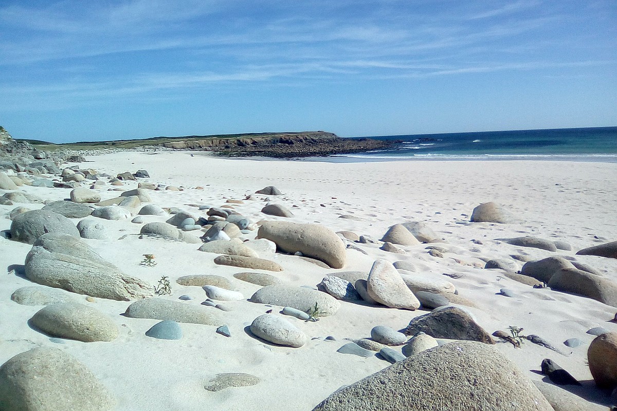 Steine am Meer Bretagne
